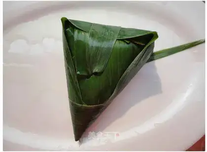 Wrap rice dumplings with needles