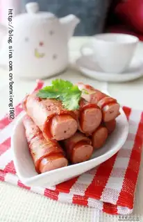 Bacon and black pepper hot dog roll