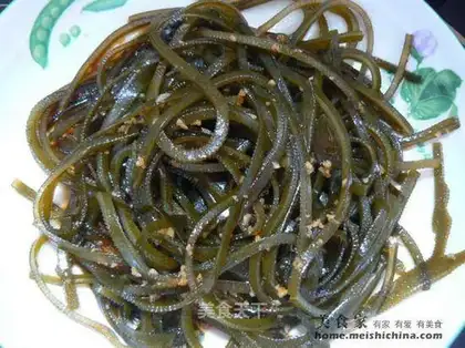 Shredded seaweed salad