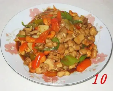 Colored diced chicken with cashew nuts