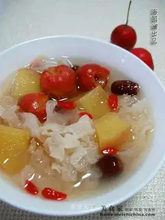 Apple, tremella and red fruit soup
