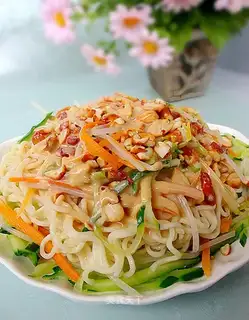 Cold noodles with sesame sauce