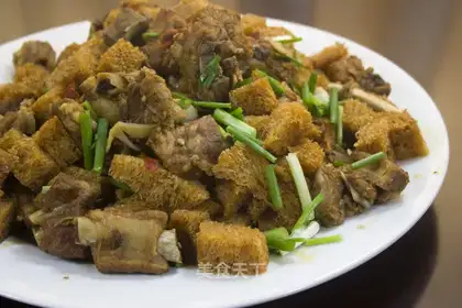 Braised pork ribs with sweet dew pieces