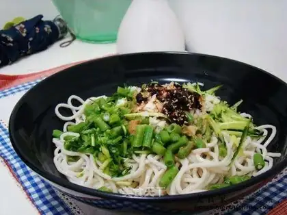 Cold noodles with sesame sauce