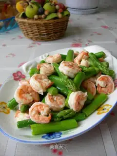 Asparagus mixed with shrimp