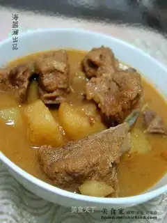 Stewed potatoes with small stewed steaks