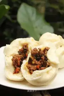 Braised pork bun with mushroom