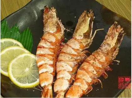 Salt-roasted prawns
