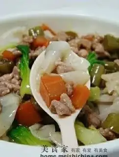 Noodles with diced pork and beans