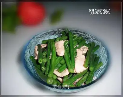 stir-fried pork with garlic and cowpea