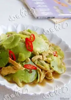 Hand-shredded chicken lettuce