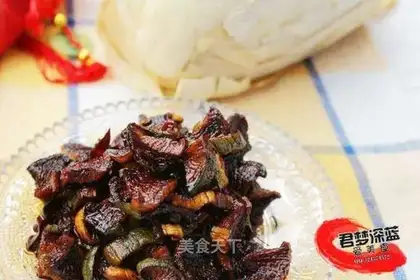Sauced radish slices