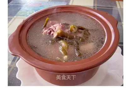 Stewed pork knuckles with sea velvet