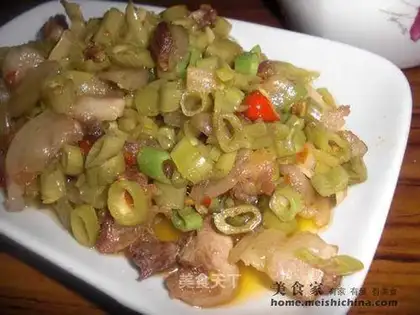 Sauteed pork with pickled cabbage stalks