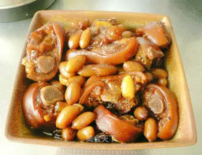 Stewed pork knuckles with peanuts