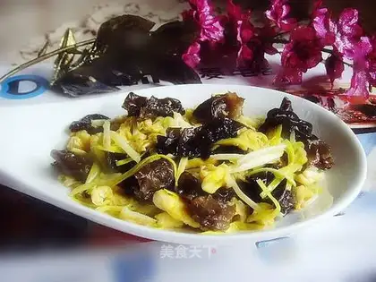 Scrambled eggs with garlic and fungus