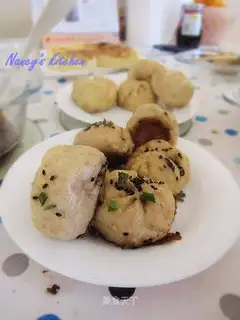 Fried buns with fresh mushrooms and pork