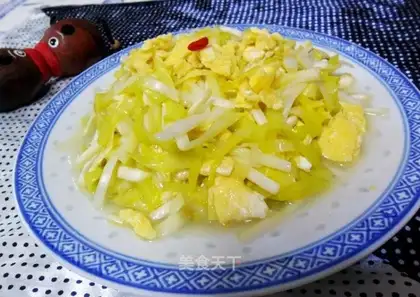 Scrambled eggs with leek