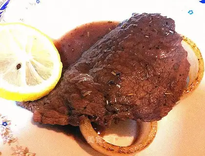 Beef stewed in red wine with lemon flavor