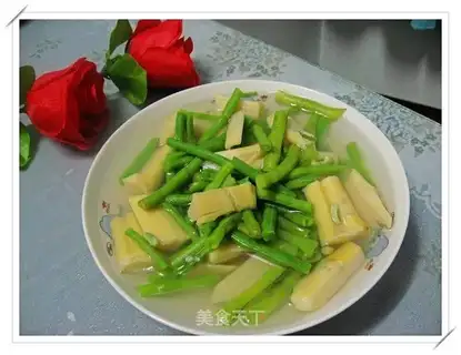Whipping bamboo shoots and cowpea soup