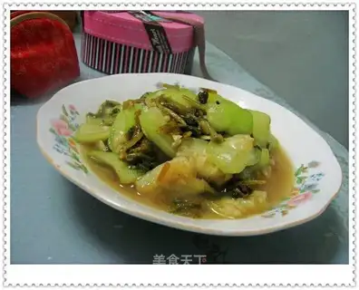stir-fried loofah with chicken feathers and vegetables
