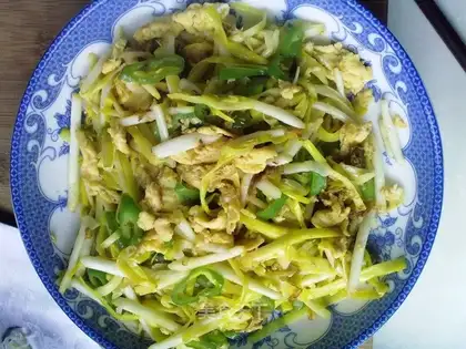 Scrambled eggs with leek