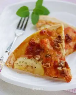 Chicken pizza with a crispy bottom