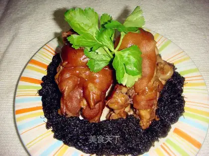Noisy pork knuckles