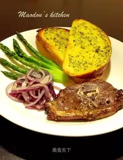 Roasted lamb chops with black pepper and red wine