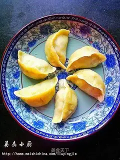 Steamed dumplings with emerald steamed noodles