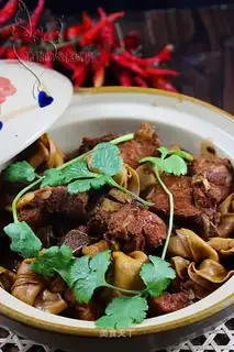 Braised pork ribs with thousands of slices of knots