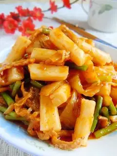 Fried rice cake with spicy cabbage