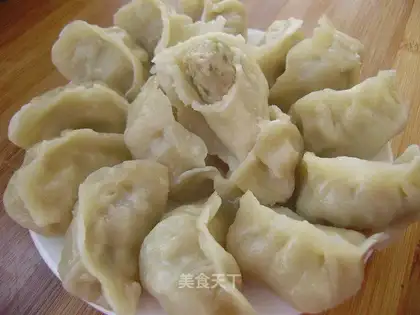Steamed dumplings with celery meat stuffing
