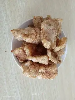 Fried pig skin
