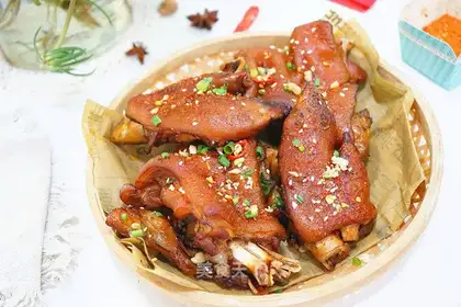 Roasted pig hoof