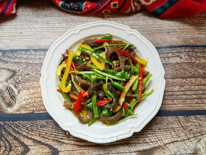 Three-coloured peppers with sea cucumber