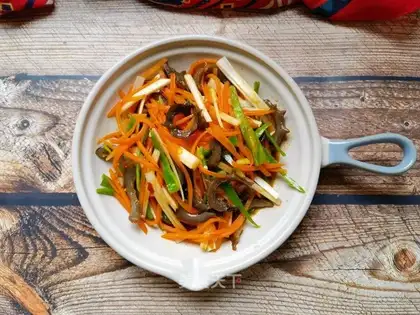 Carrot peppers with sea cucumber