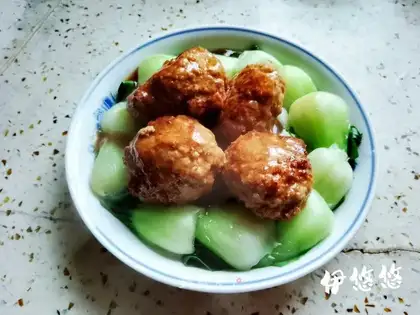 A green lion head