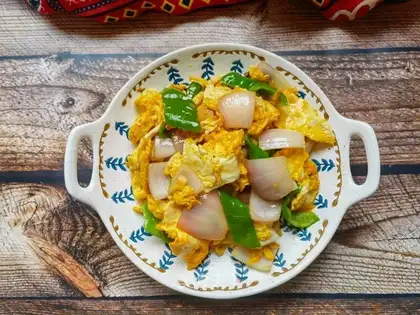 Cream pepper onion fried eggs