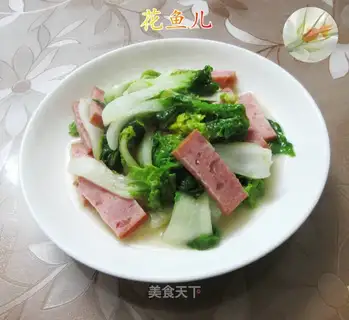 The ham and yellow cabbage