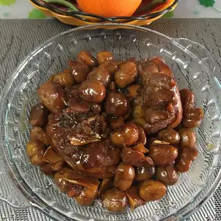 Chestnut burning pig elbows
