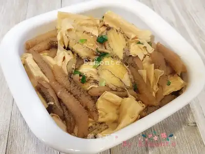 The sea cucumber abalone is burning dead bamboo