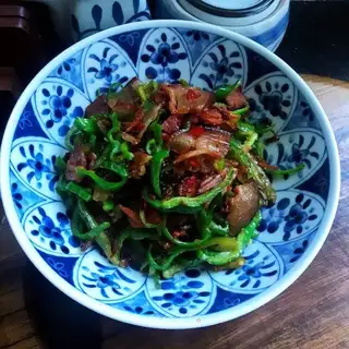 The green pepper makes sichuan meat