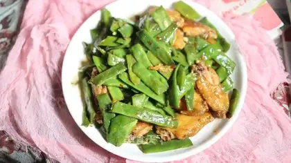 A chicken with wings and beans