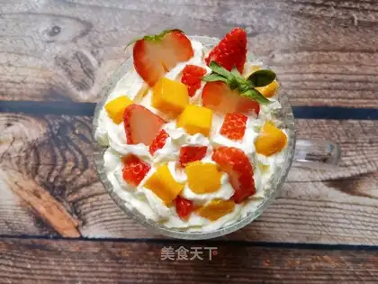 Mango strawberry olio yogurt cup