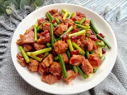 Garlic fried duck legs