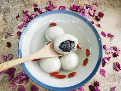 Rose sesame soup