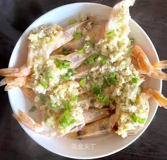 Shrimp varnished in gold
