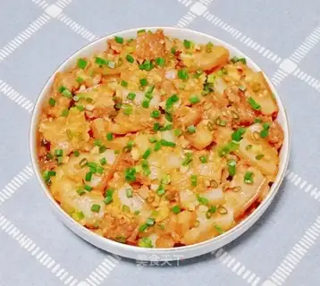 Five flowers with potatoes