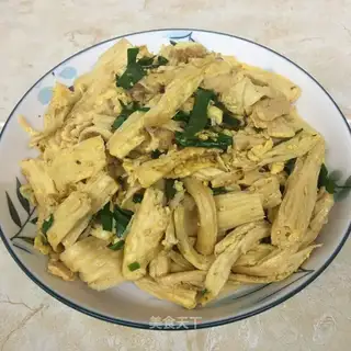 Scrambled onion eggs